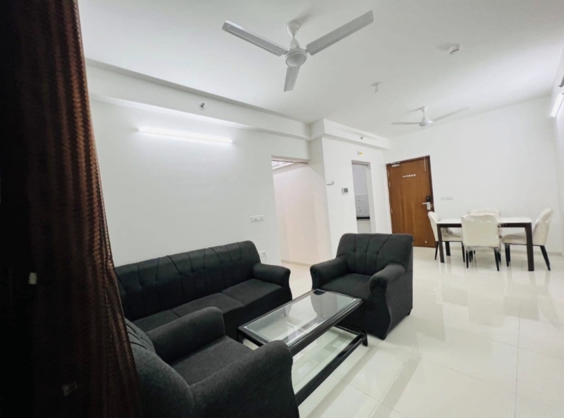 2 bhk flat for resale in amanora gold tower, hall