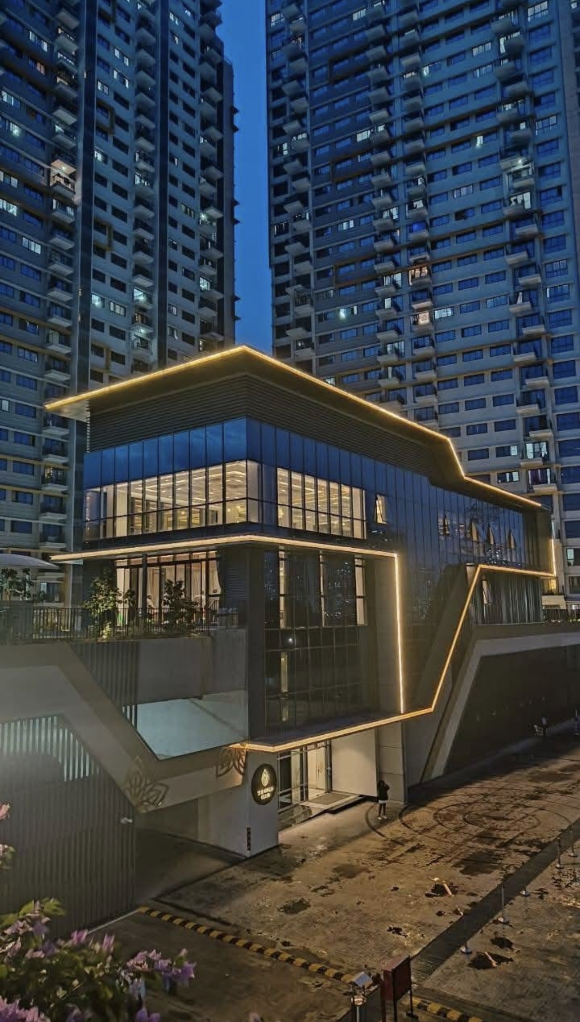 2 bhk flat for sale in amanora gold tower,building