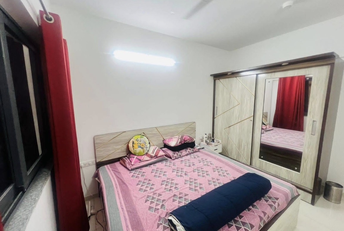 2 bhk flat for sale in amanora gold tower ,bedroom