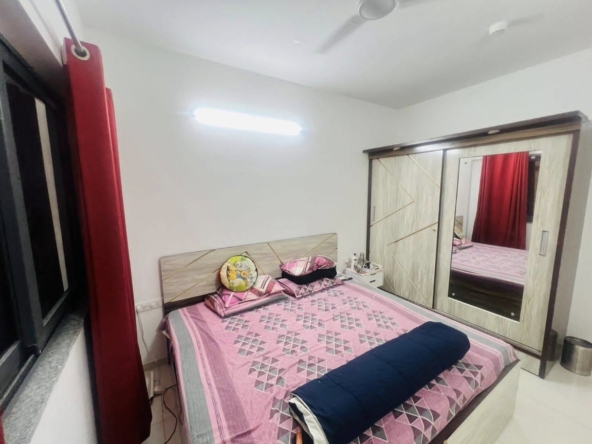 2 bhk flat for sale in amanora gold tower, bedroom