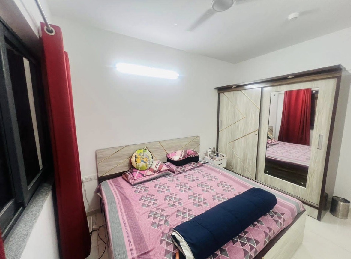 2 bhk flat for sale in amanora gold tower ,bedroom